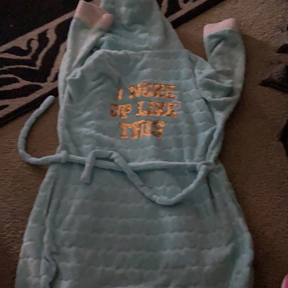 Robe - Picture 2 of 2